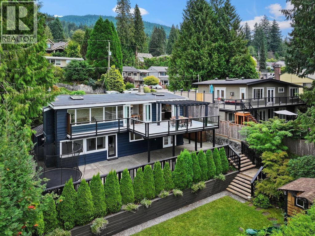 727 Crystal Court, North Vancouver