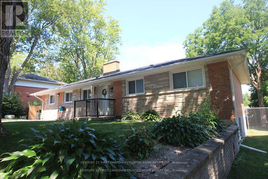 133 Deer Park Circle W, London North (north P)