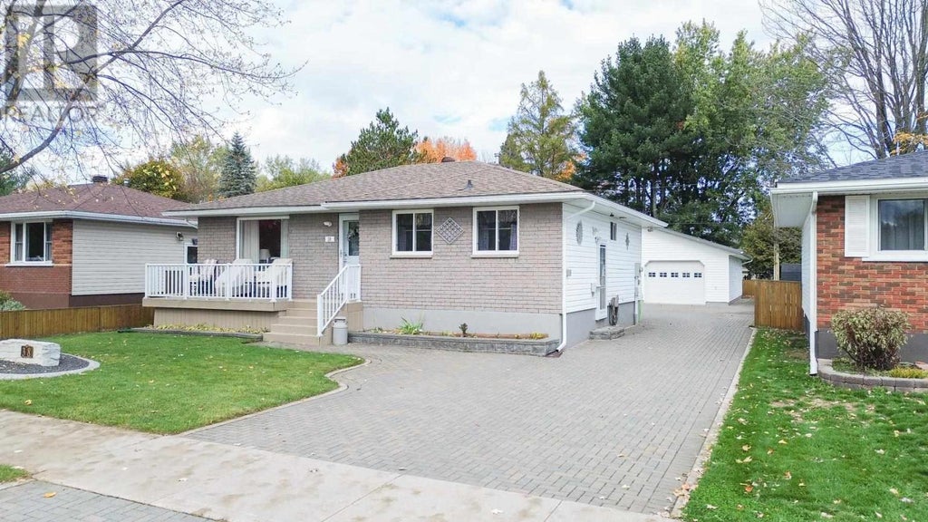 38 South Market Street, Sault Ste Marie