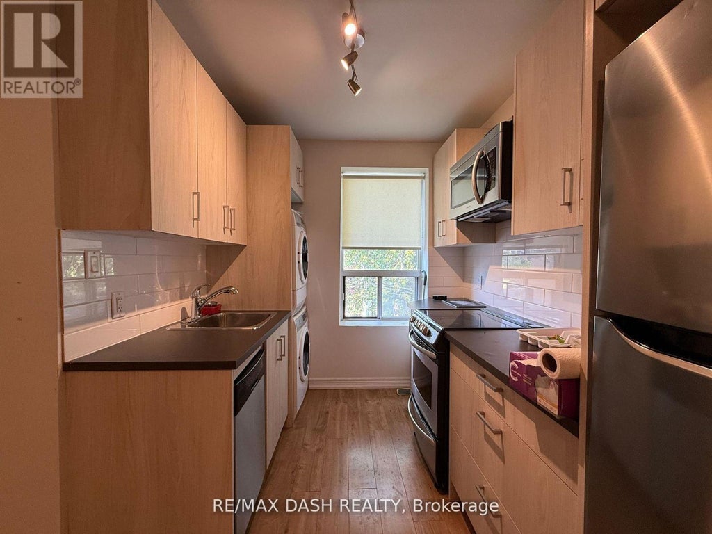 Upper - 2471 Dundas Street W, Toronto (high Park North)