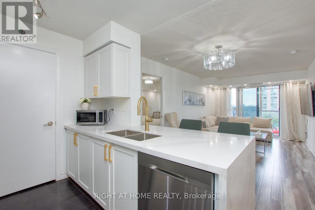 827 - 35 Saranac Boulevard, Toronto (englemount-Lawrence)