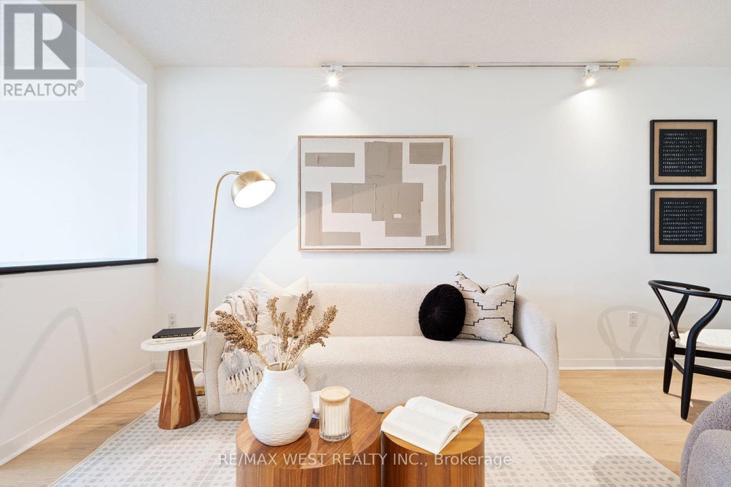 2002 - 1001 Bay Street, Toronto (bay Street Corridor)