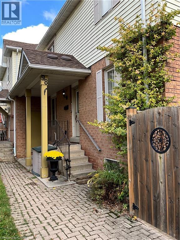 98 Fellowes Crescent, Waterdown