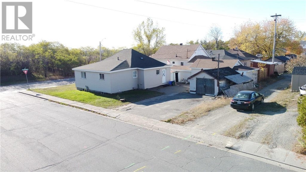 10 Lakeshore Drive, Falconbridge