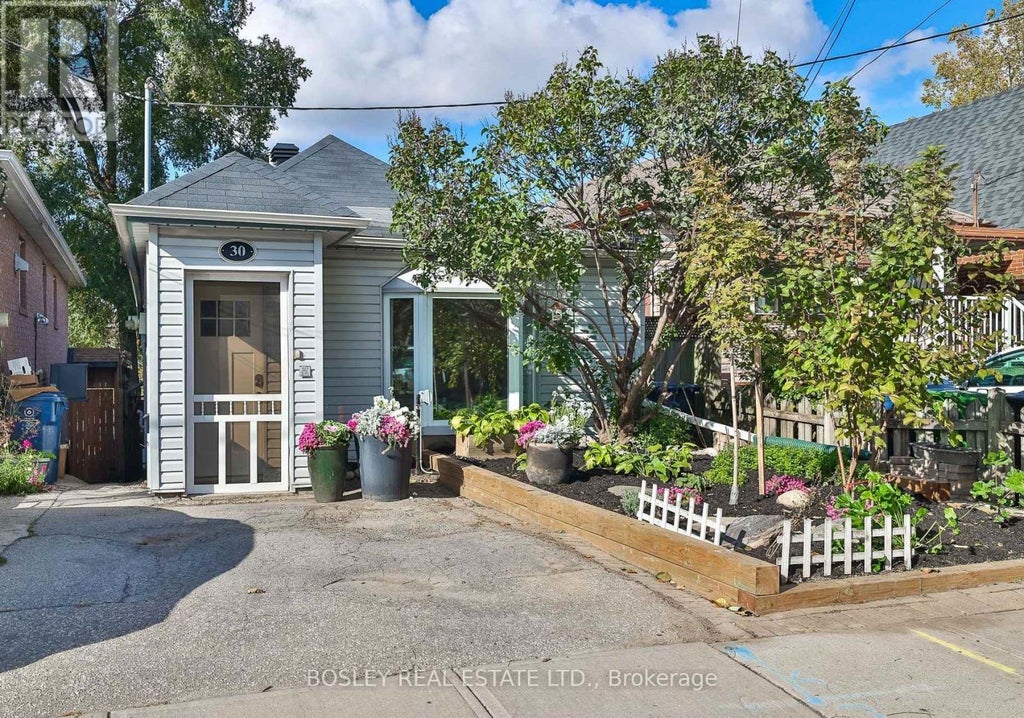 30 Aileen Avenue, Toronto (keelesdale-Eglinton West)