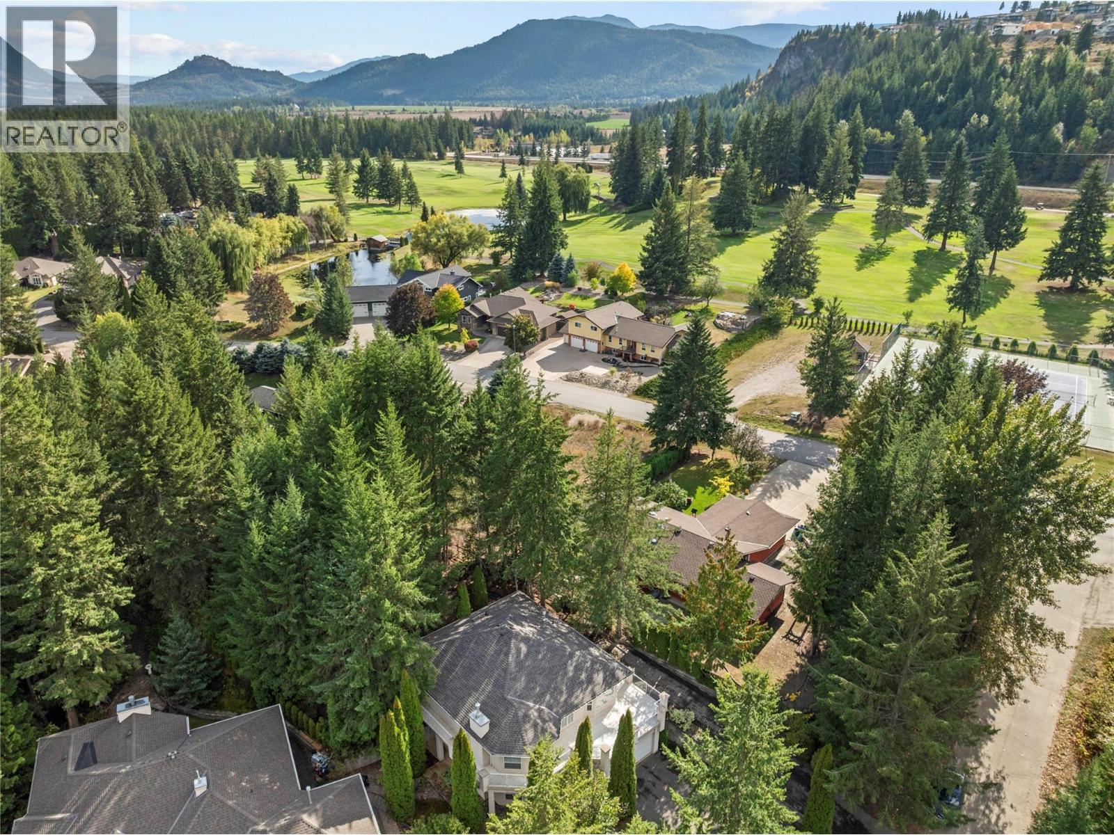 2660 Crestview Place. Blind Bay, British Columbia