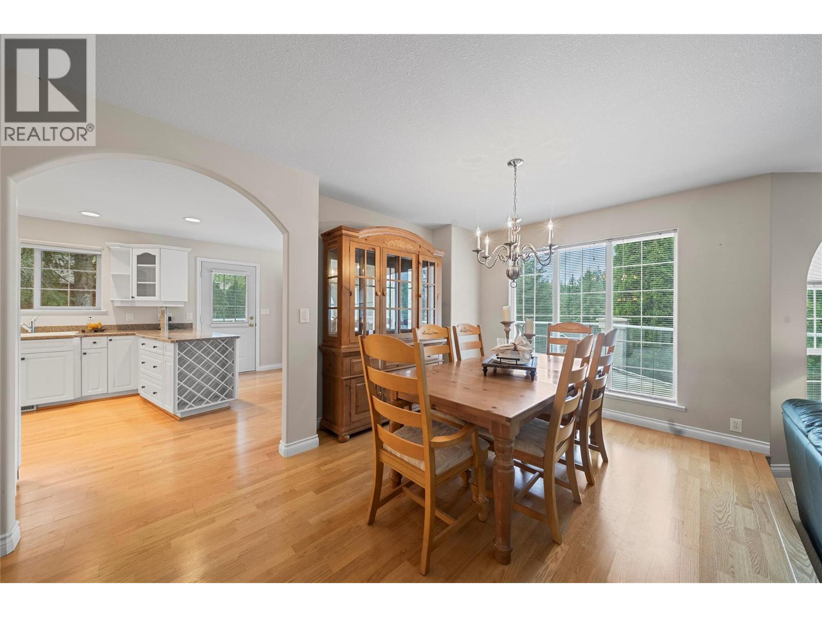 2660 Crestview Place. Blind Bay, British Columbia