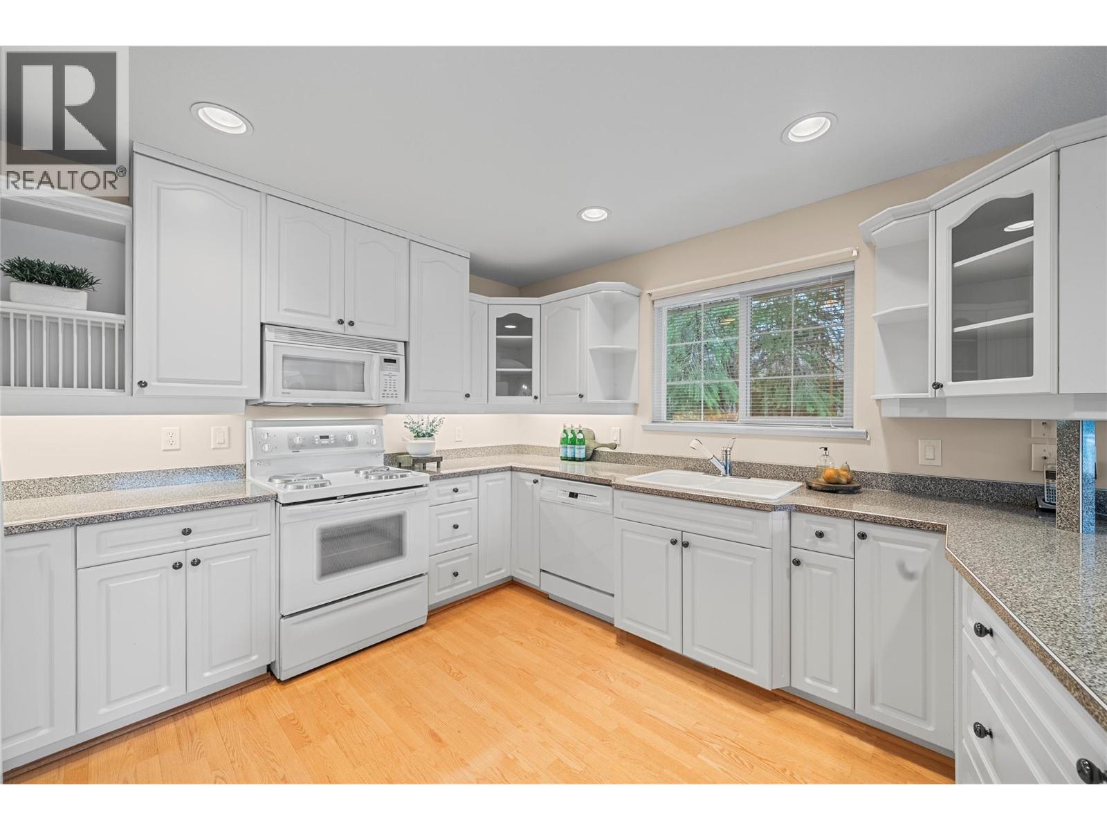 2660 Crestview Place. Blind Bay, British Columbia