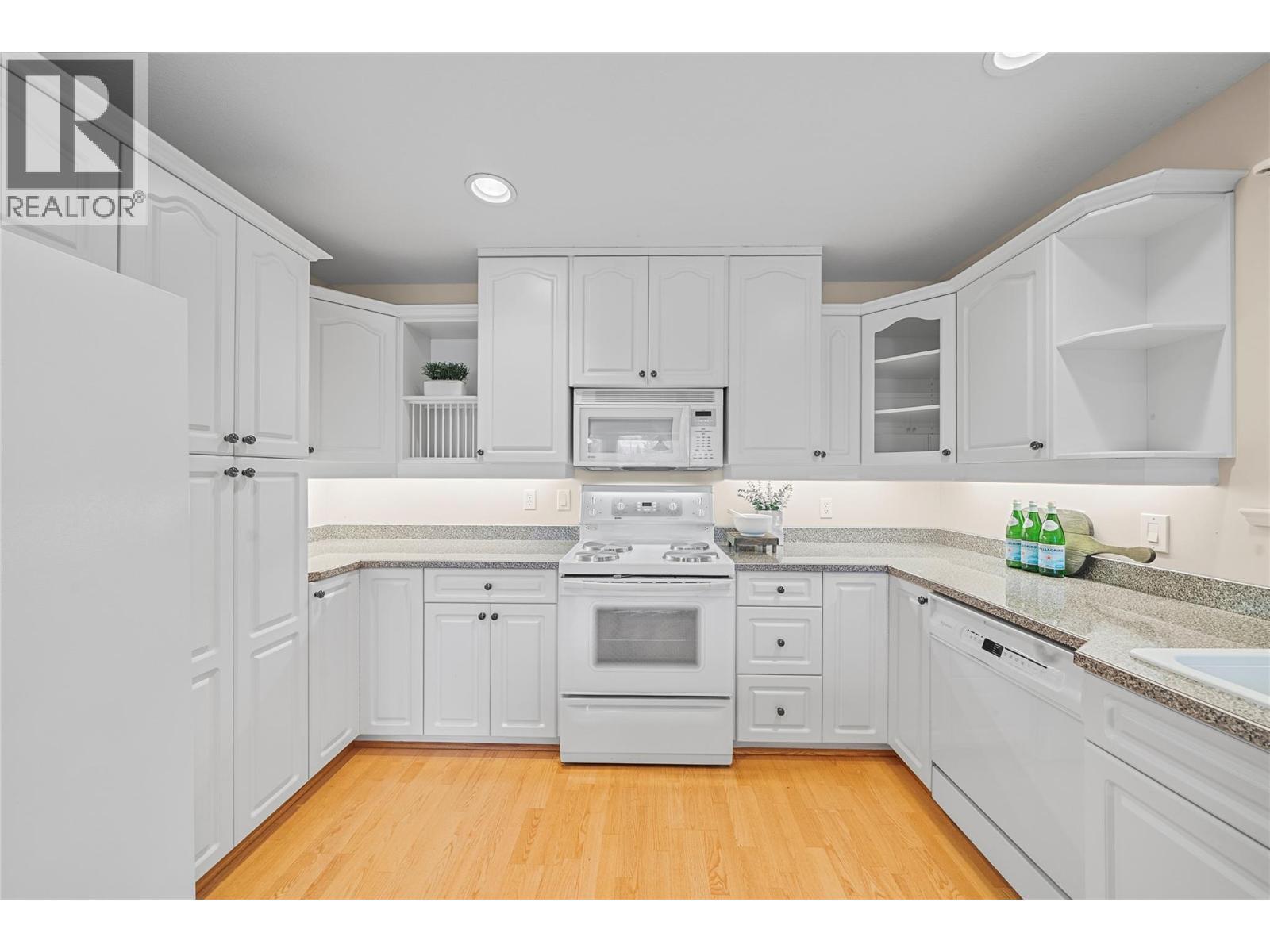 2660 Crestview Place. Blind Bay, British Columbia