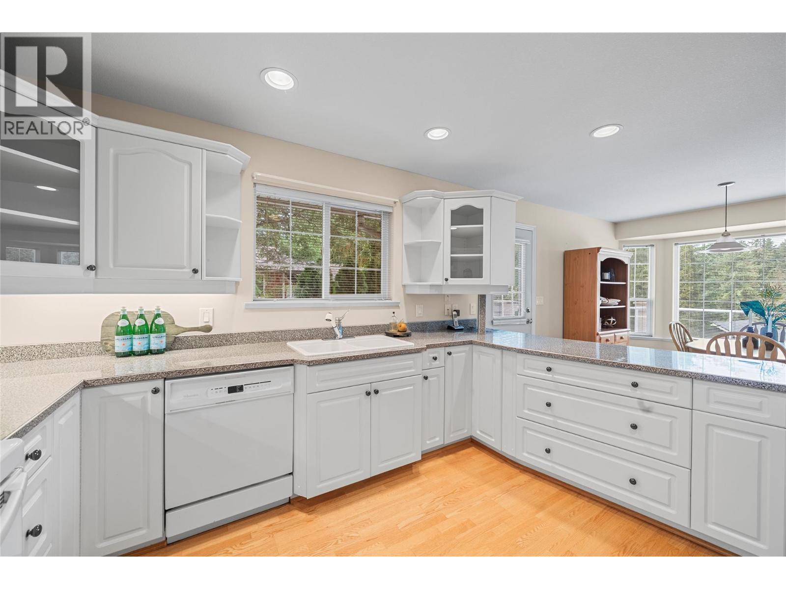 2660 Crestview Place. Blind Bay, British Columbia