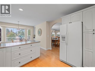 2660 Crestview Place. Blind Bay, British Columbia