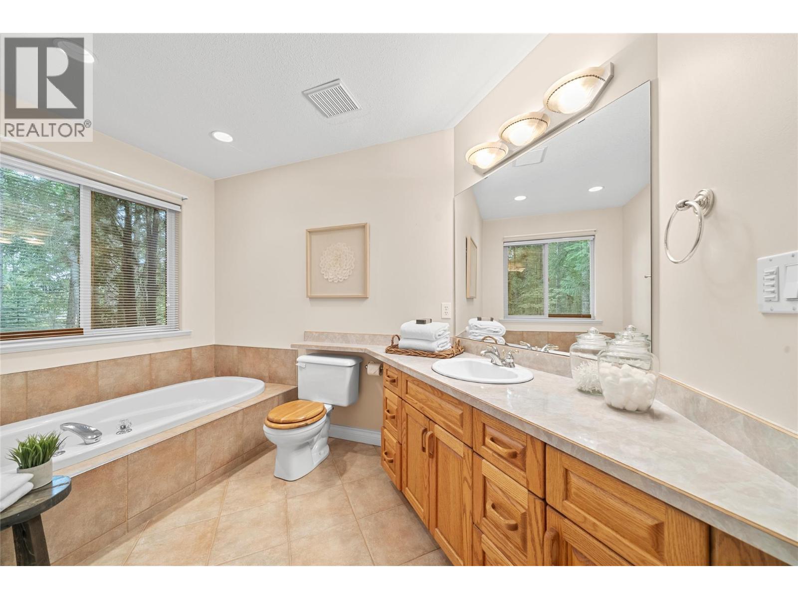 2660 Crestview Place. Blind Bay, British Columbia