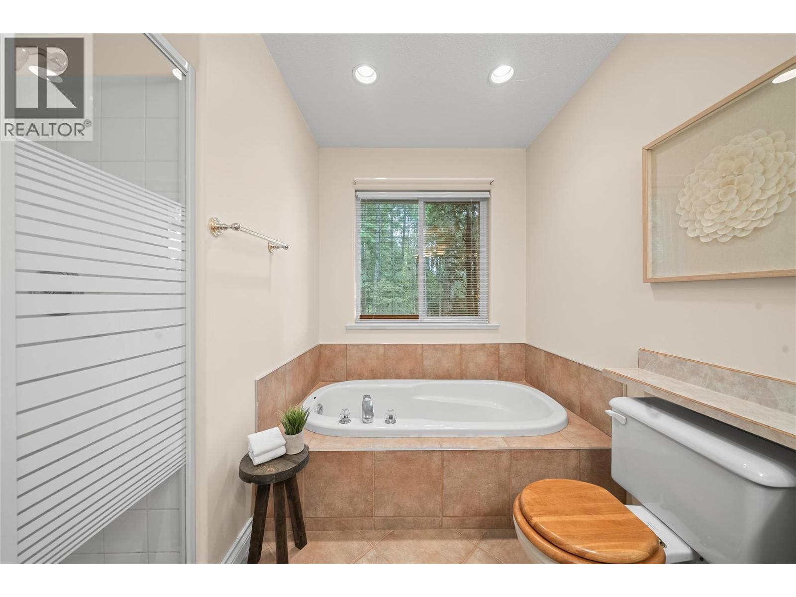 2660 Crestview Place. Blind Bay, British Columbia