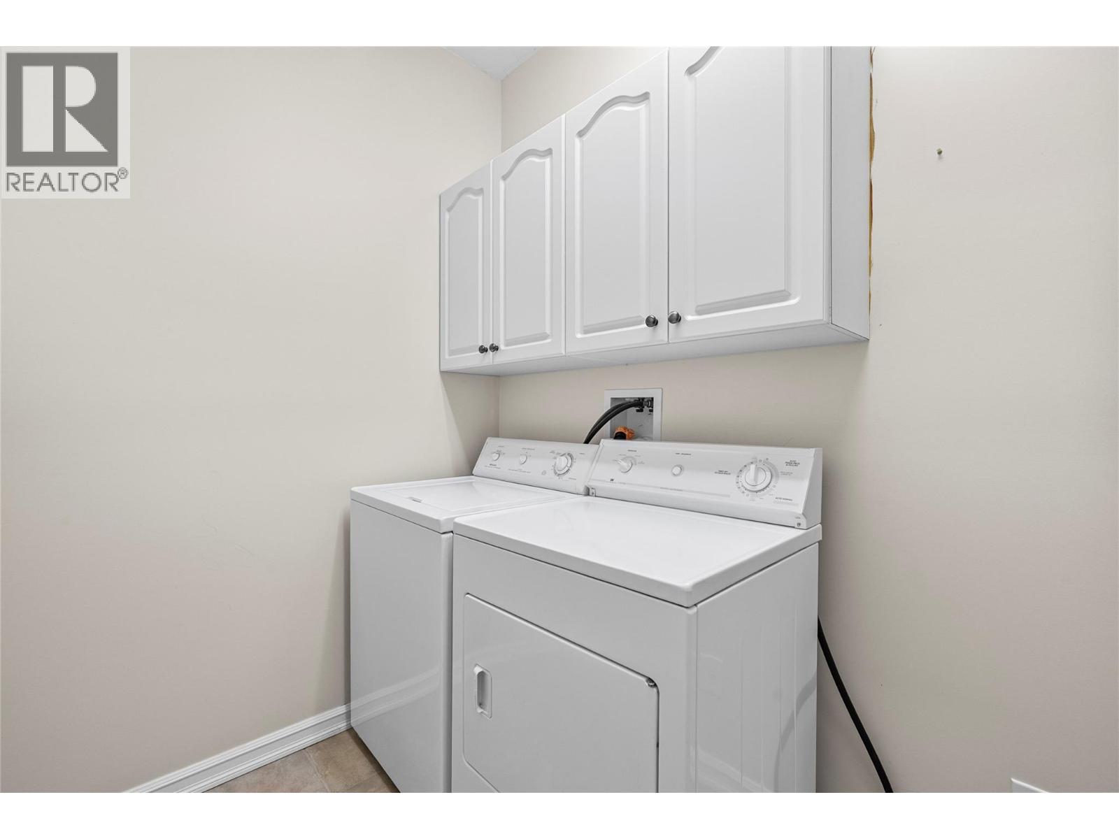 2660 Crestview Place. Blind Bay, British Columbia