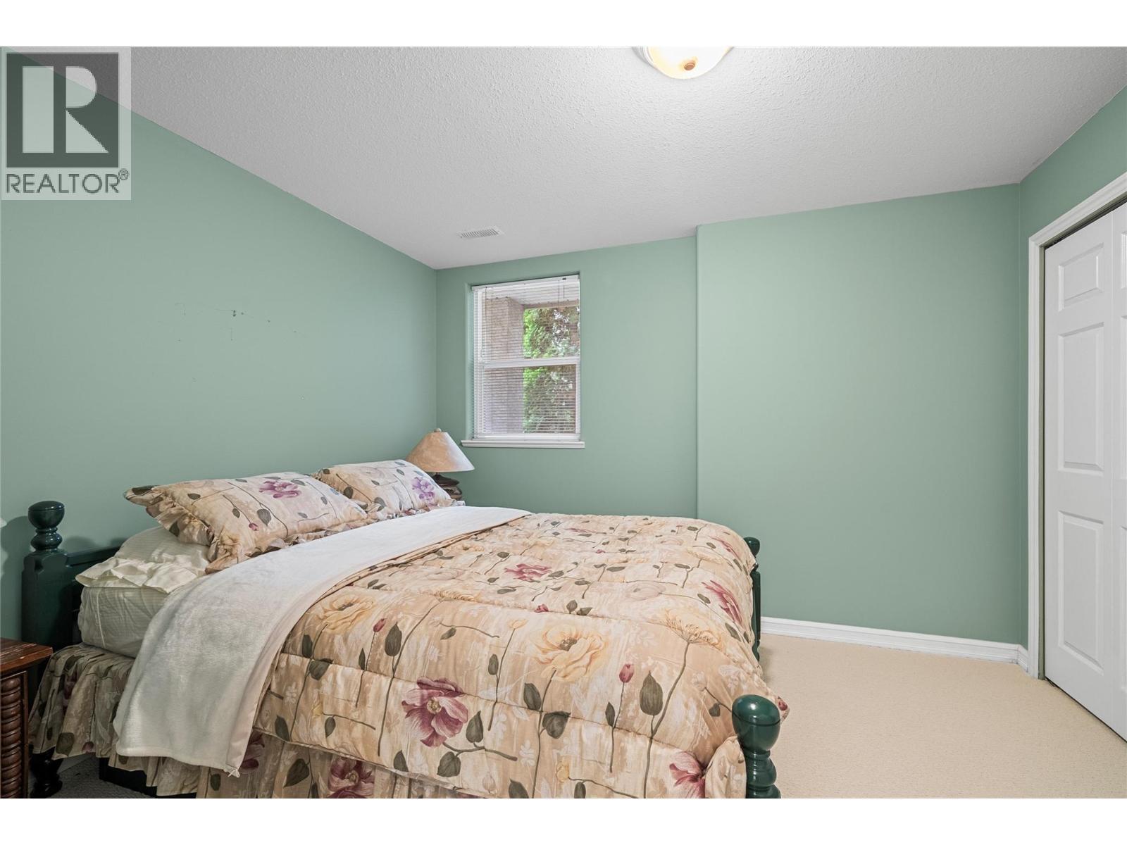 2660 Crestview Place. Blind Bay, British Columbia