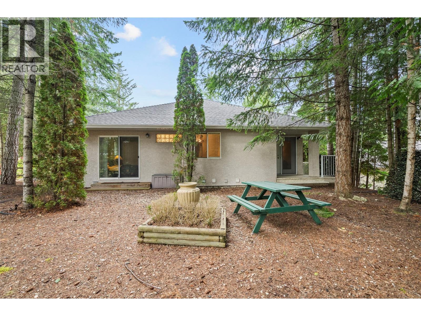 2660 Crestview Place. Blind Bay, British Columbia