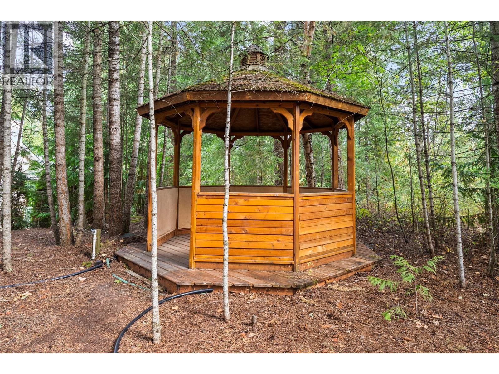 2660 Crestview Place. Blind Bay, British Columbia