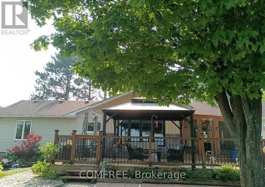 76 Lake Street, South Algonquin