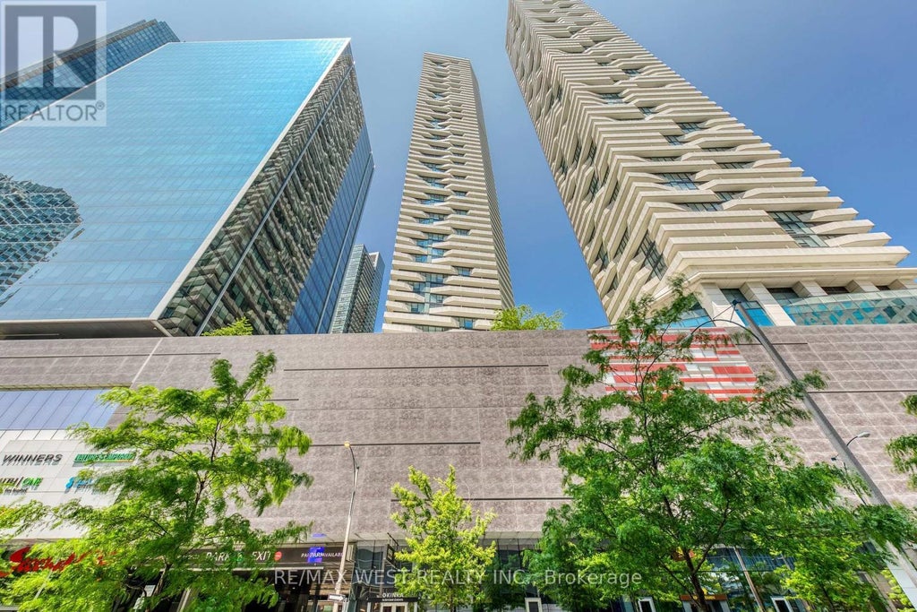 2004 - 100 Harbour Street, Toronto (waterfront Communities)