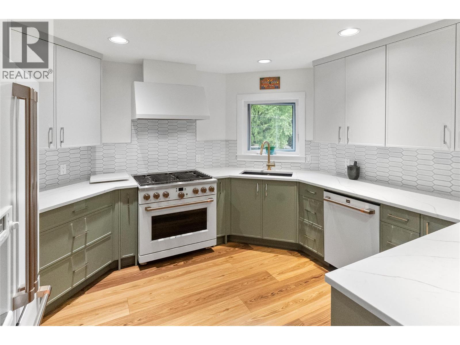 4037 Santa Road. Scotch Creek, British Columbia