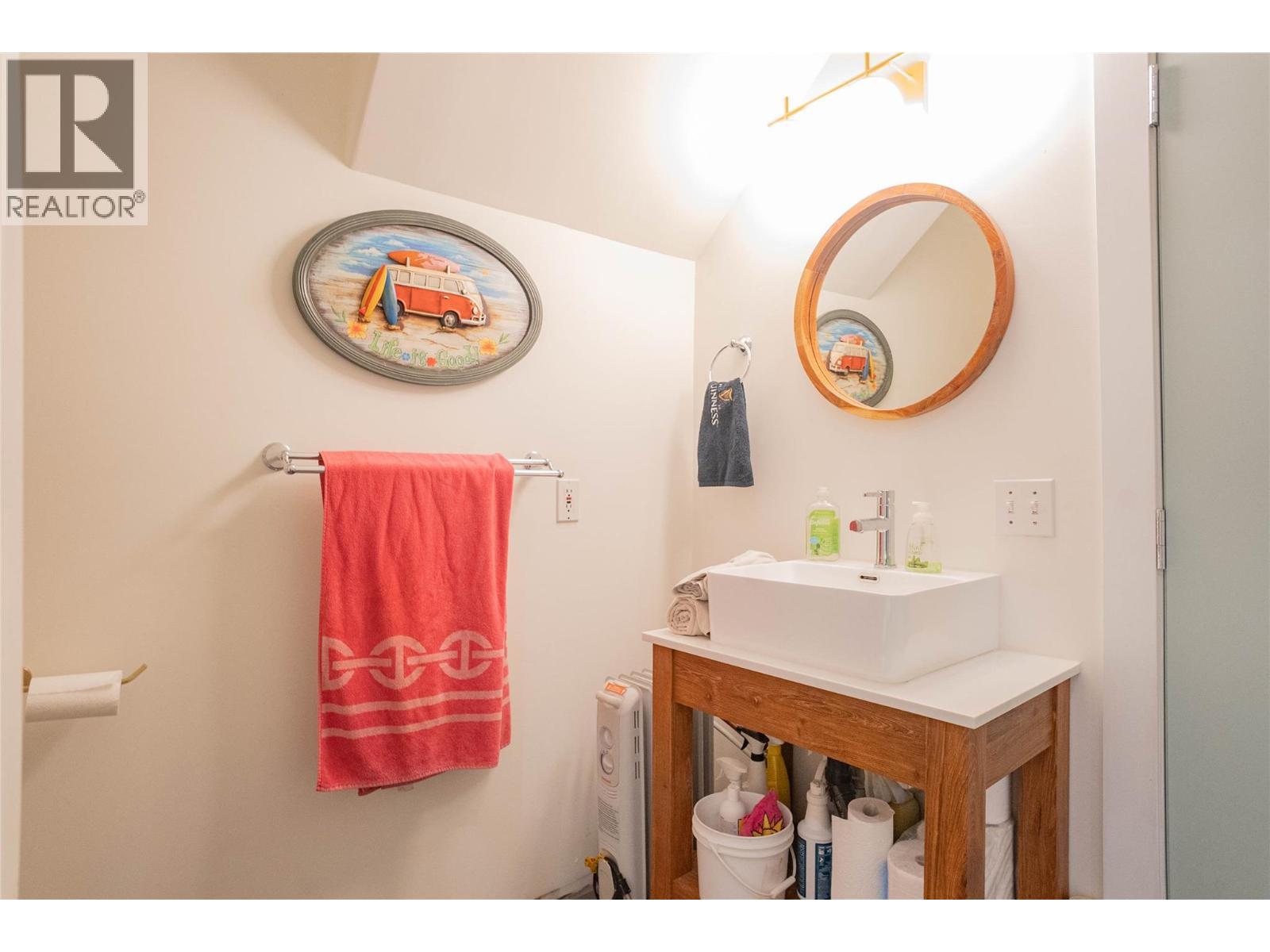 4037 Santa Road. Scotch Creek, British Columbia