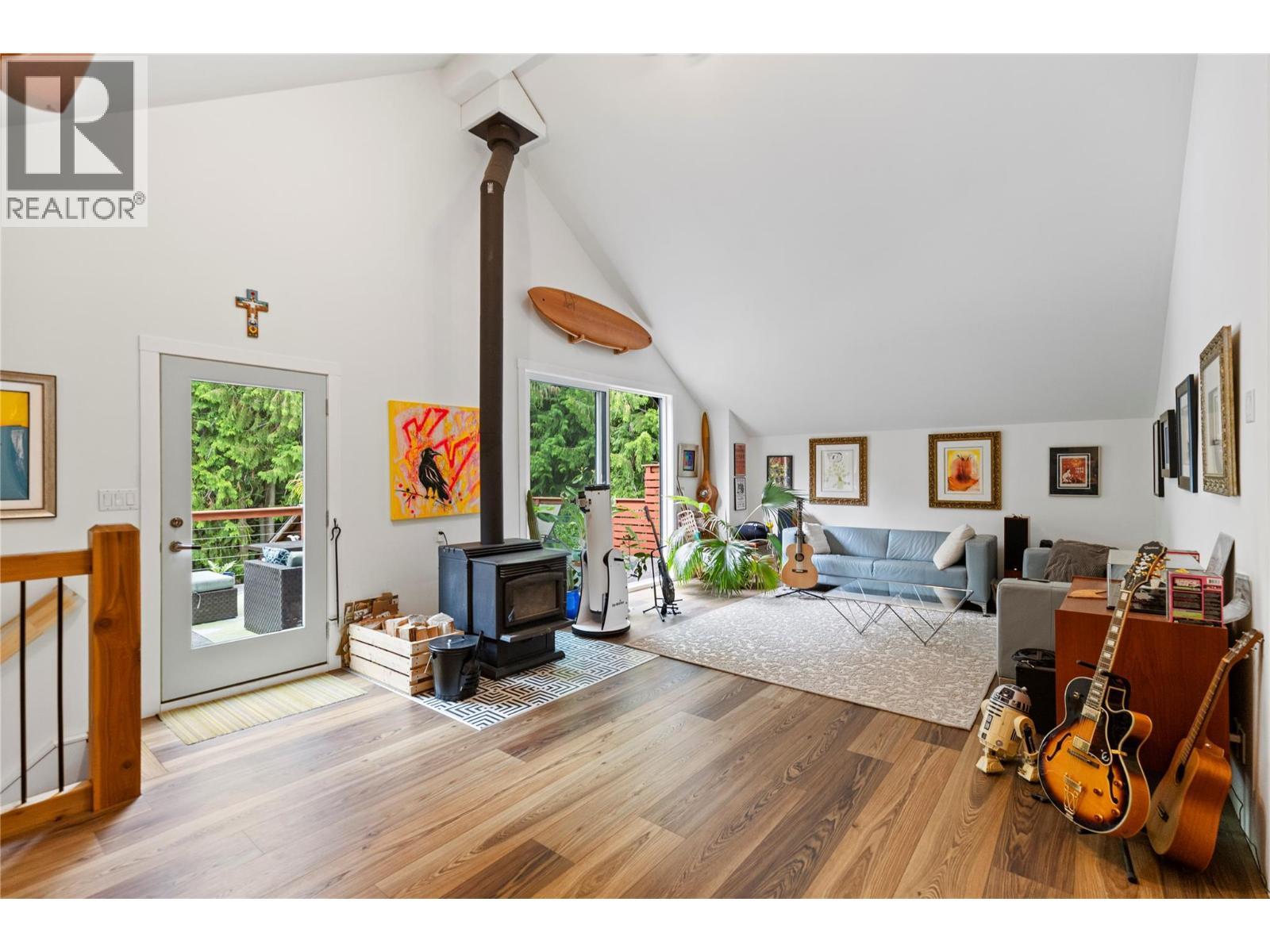 4037 Santa Road. Scotch Creek, British Columbia