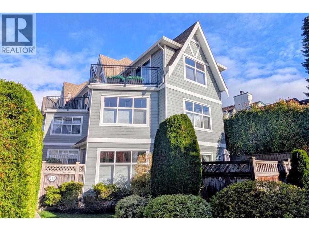 1 252 W 13th Street, North Vancouver