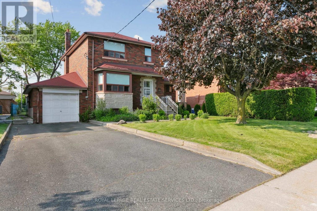 28 Cornelius Parkway, Toronto (maple Leaf)