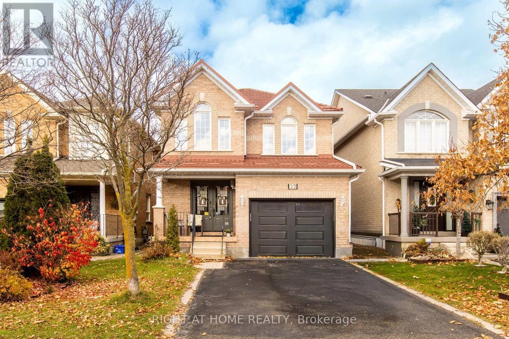 32 Eddington Place, Vaughan (maple)