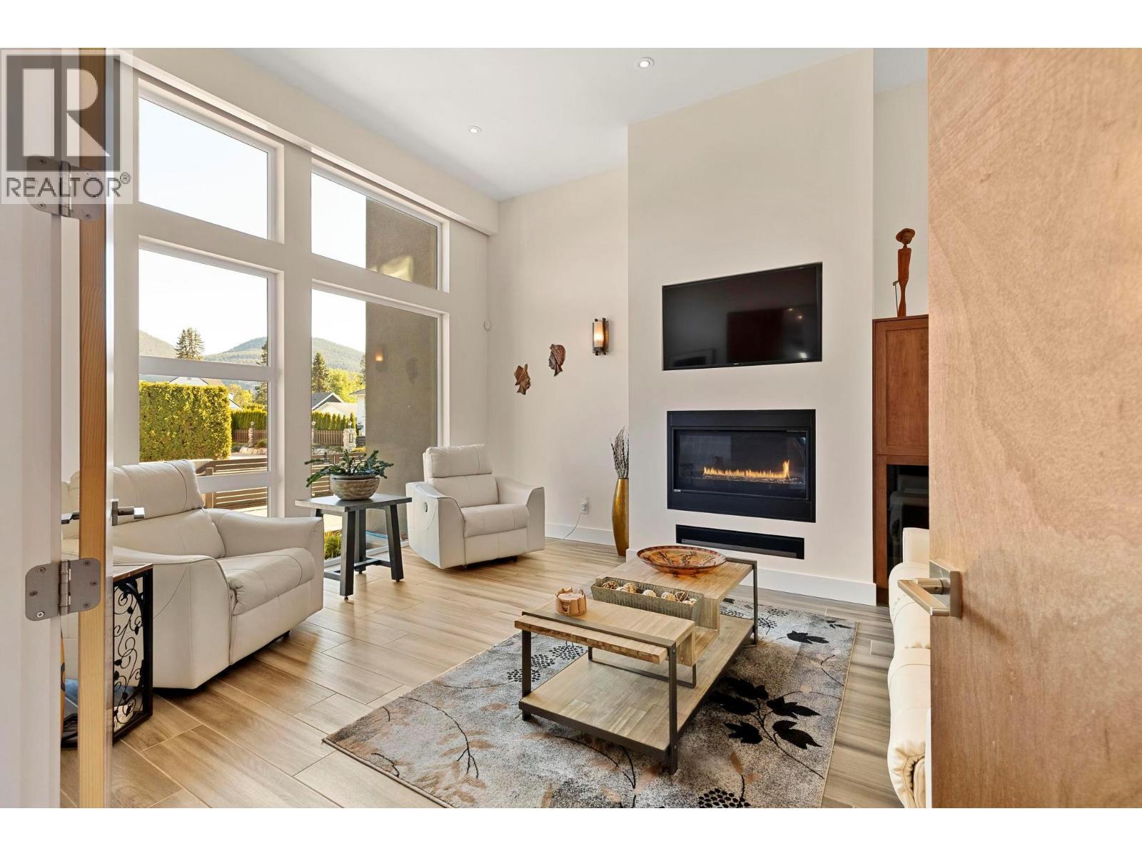 704 Stonor Street. Summerland, British Columbia