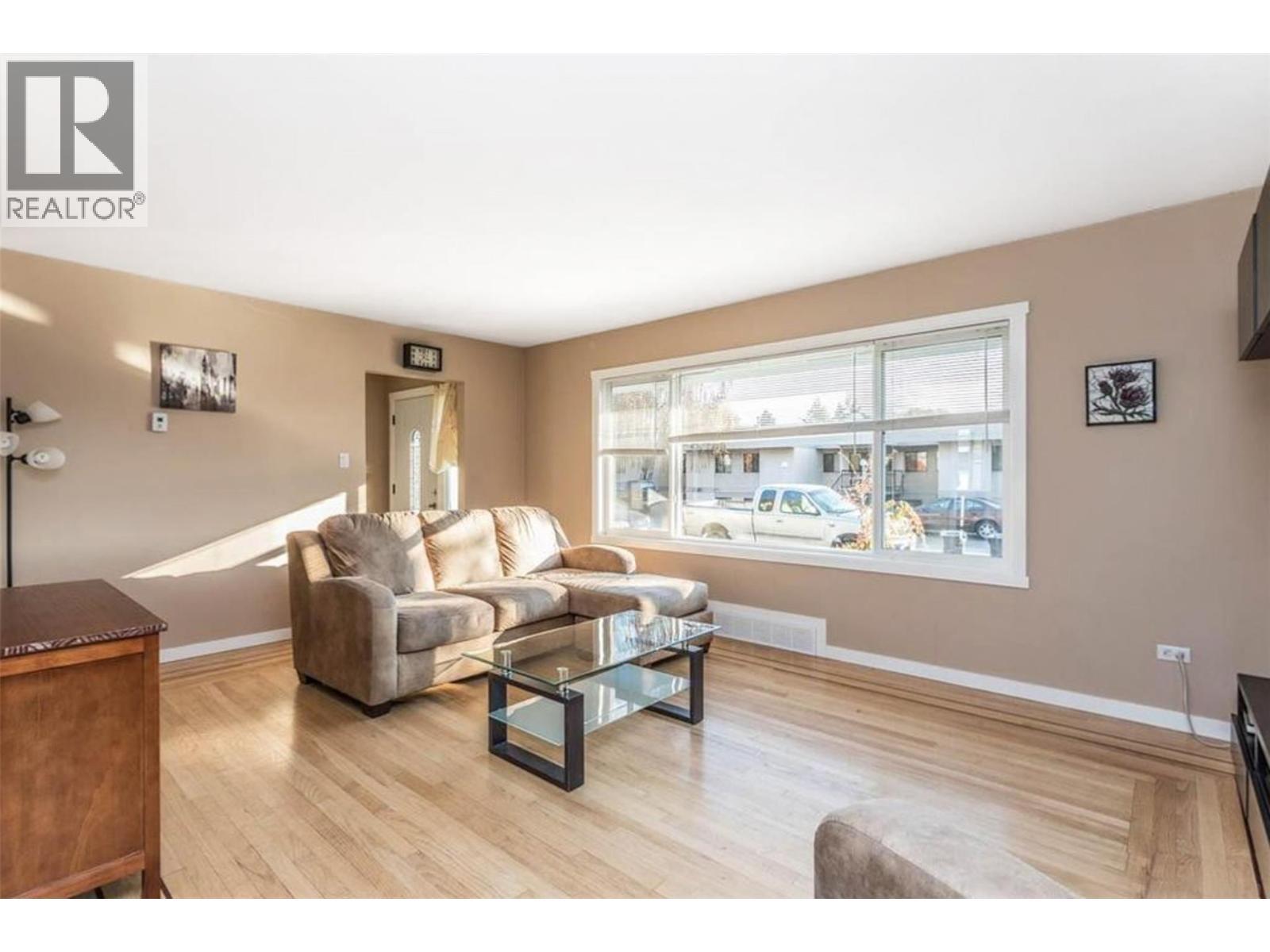 932-930 Lawson Avenue. Kelowna, British Columbia