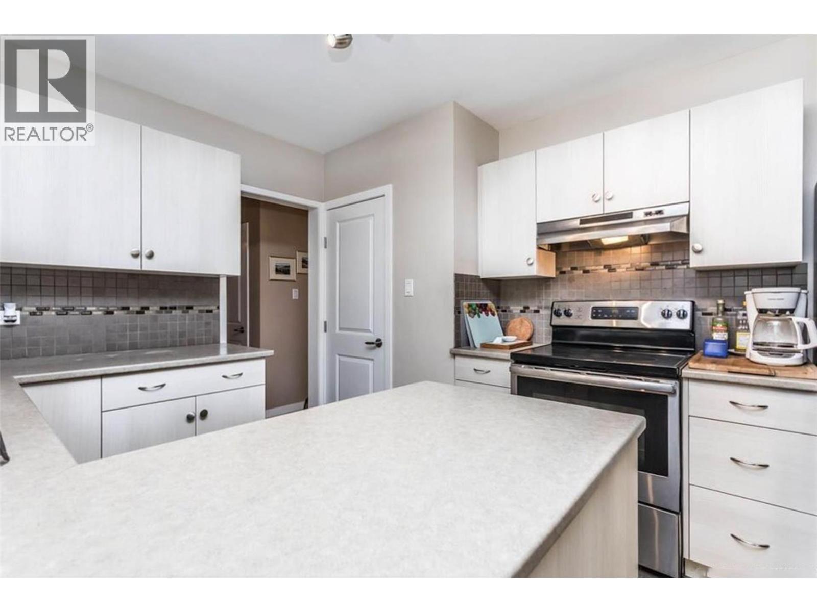 932-930 Lawson Avenue. Kelowna, British Columbia