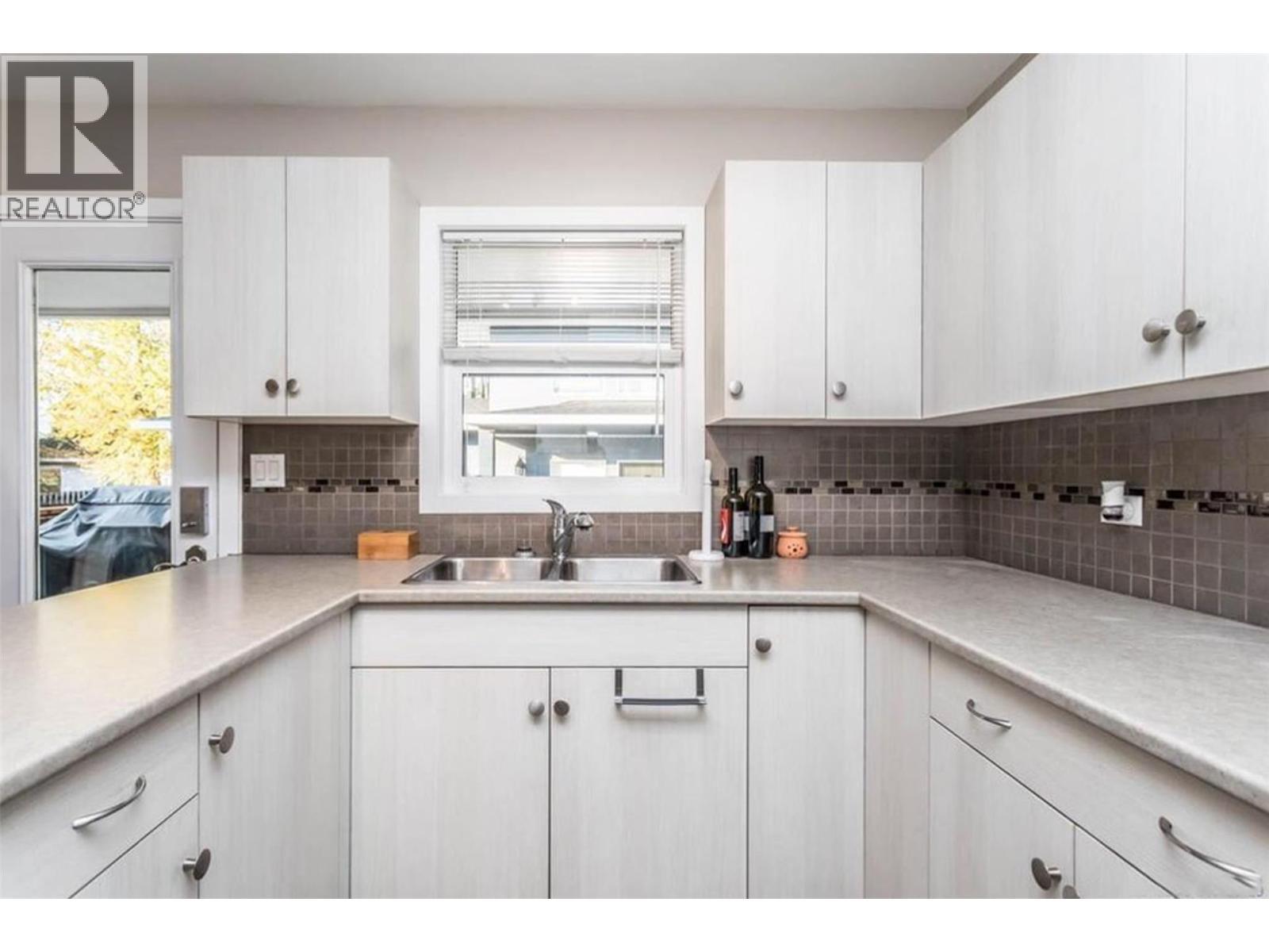 932-930 Lawson Avenue. Kelowna, British Columbia