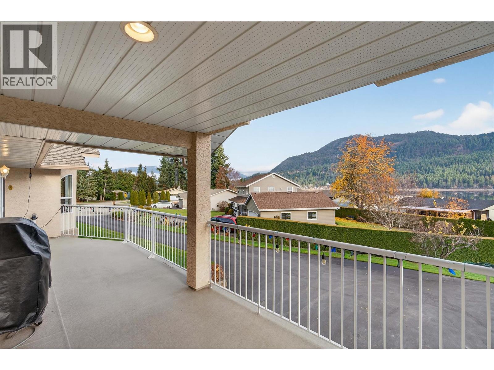 2940 Birch Lane. Blind Bay, British Columbia