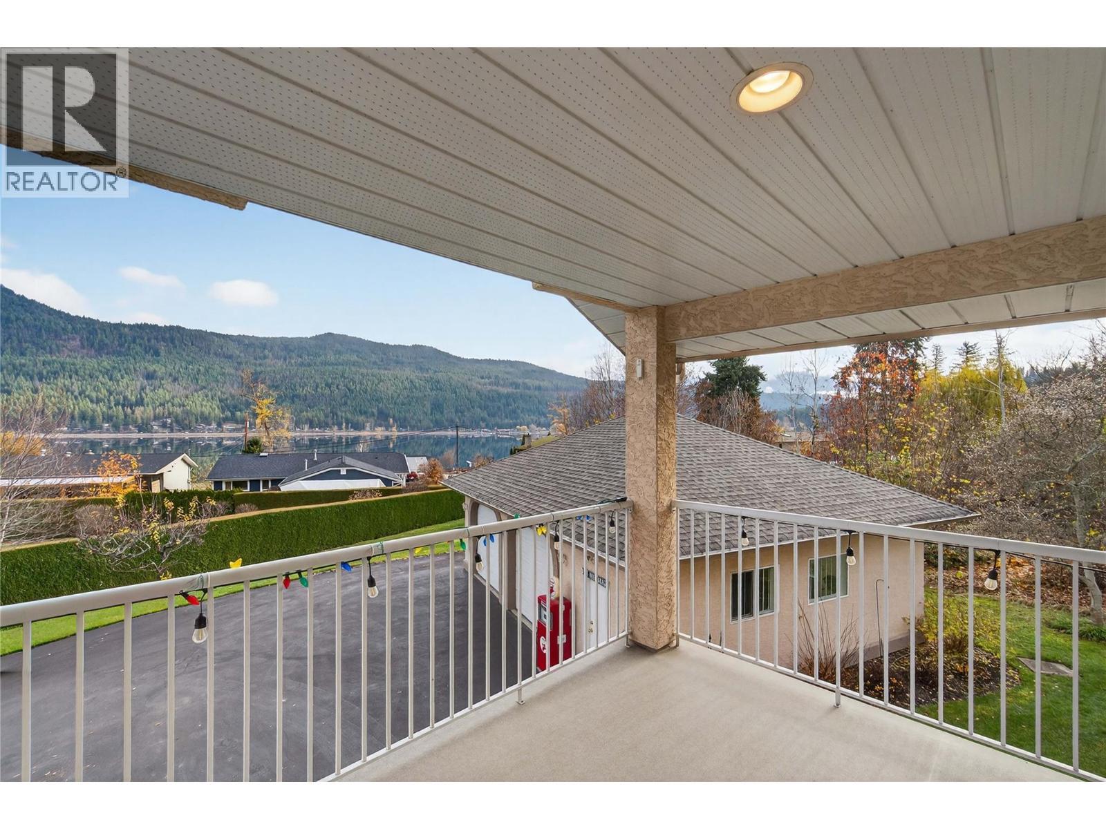 2940 Birch Lane. Blind Bay, British Columbia