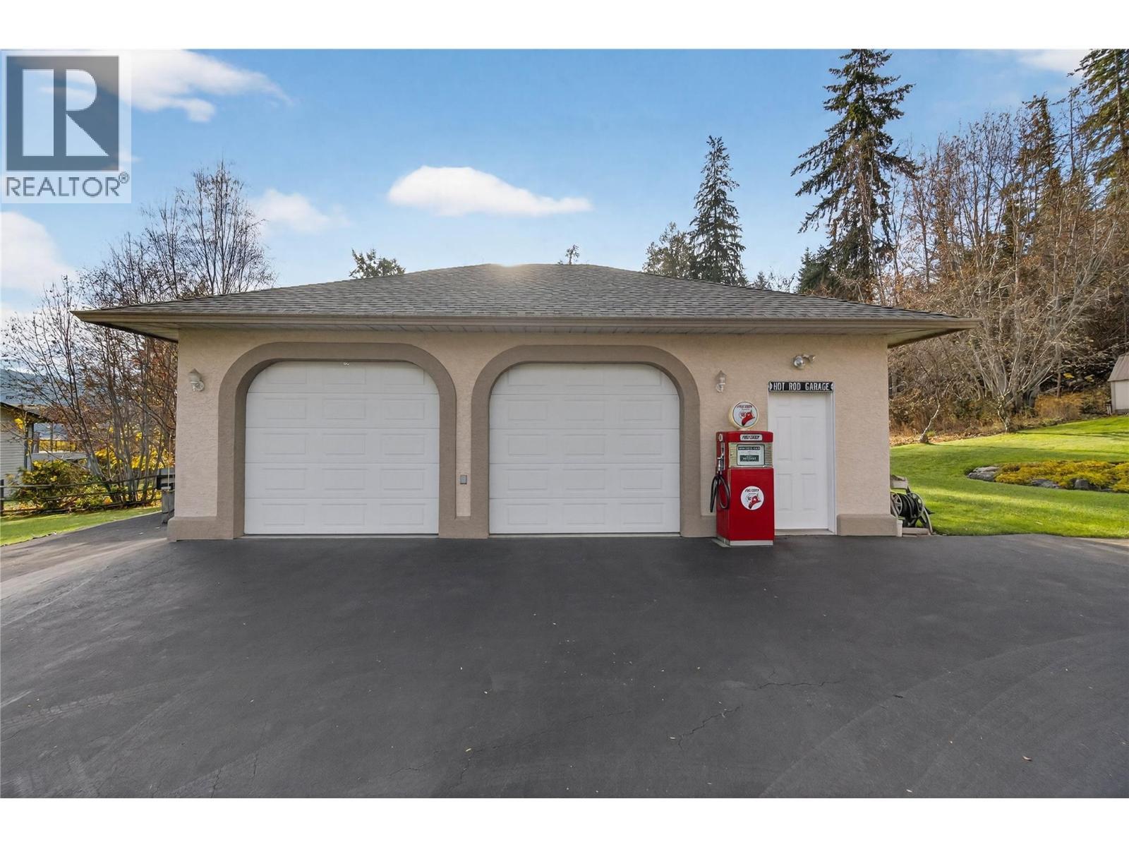 2940 Birch Lane. Blind Bay, British Columbia