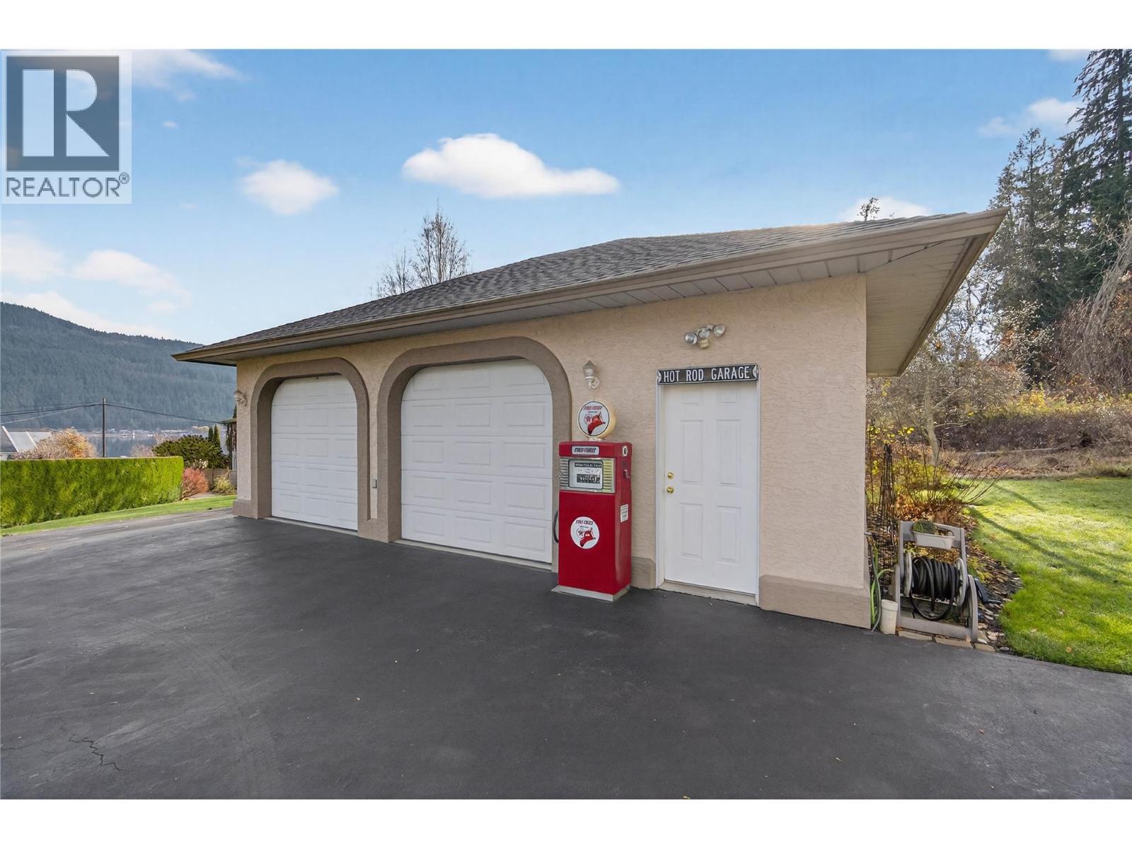 2940 Birch Lane. Blind Bay, British Columbia