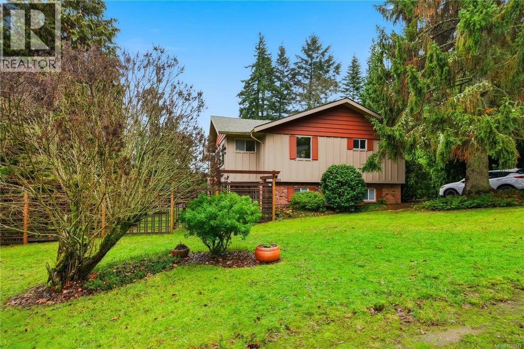 833 Alvarado Terr, Saanich