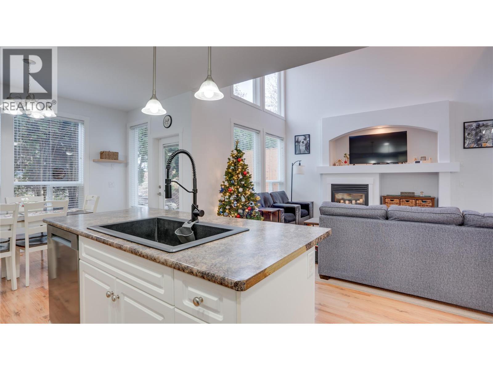 671 24 Street Ne Unit# 3. Salmon Arm, British Columbia