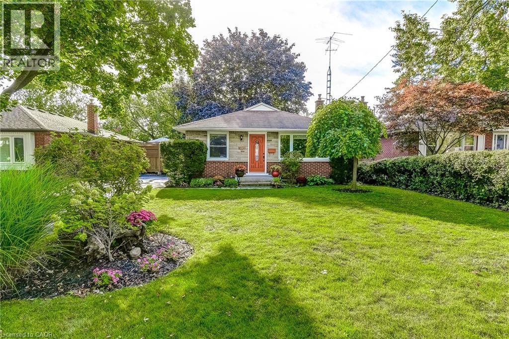 1216 De Quincy Crescent, Burlington