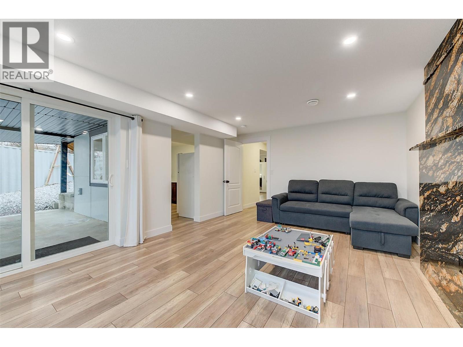 6178 Lipsett Avenue. Peachland, British Columbia