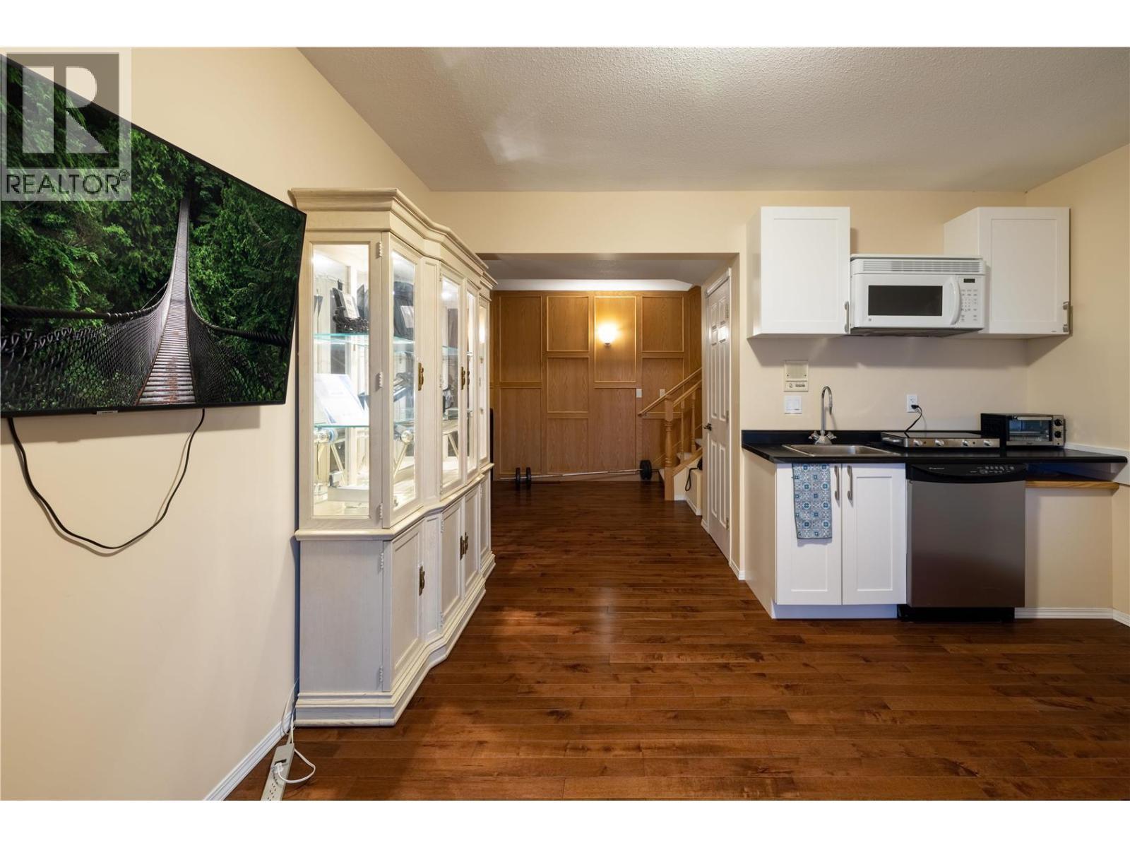 727 Cassiar Crescent. Kelowna, British Columbia