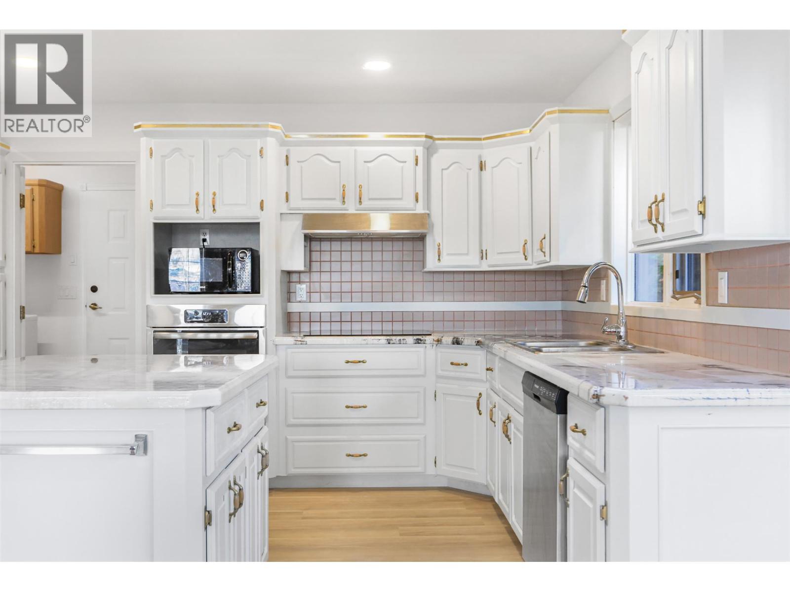 727 Cassiar Crescent. Kelowna, British Columbia