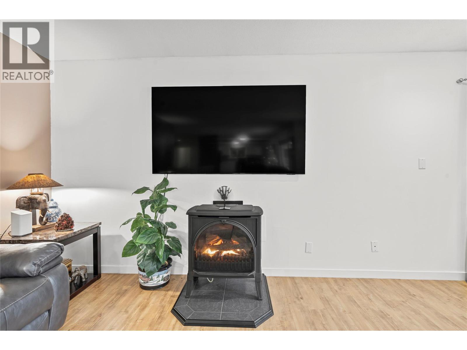 2421 Mount Tuam Crescent. Sorrento, British Columbia