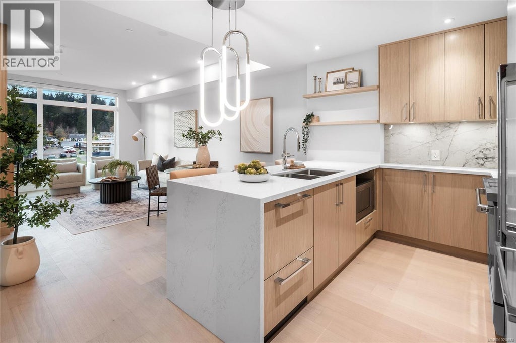 204 5229 Cordova Bay Road, Saanich