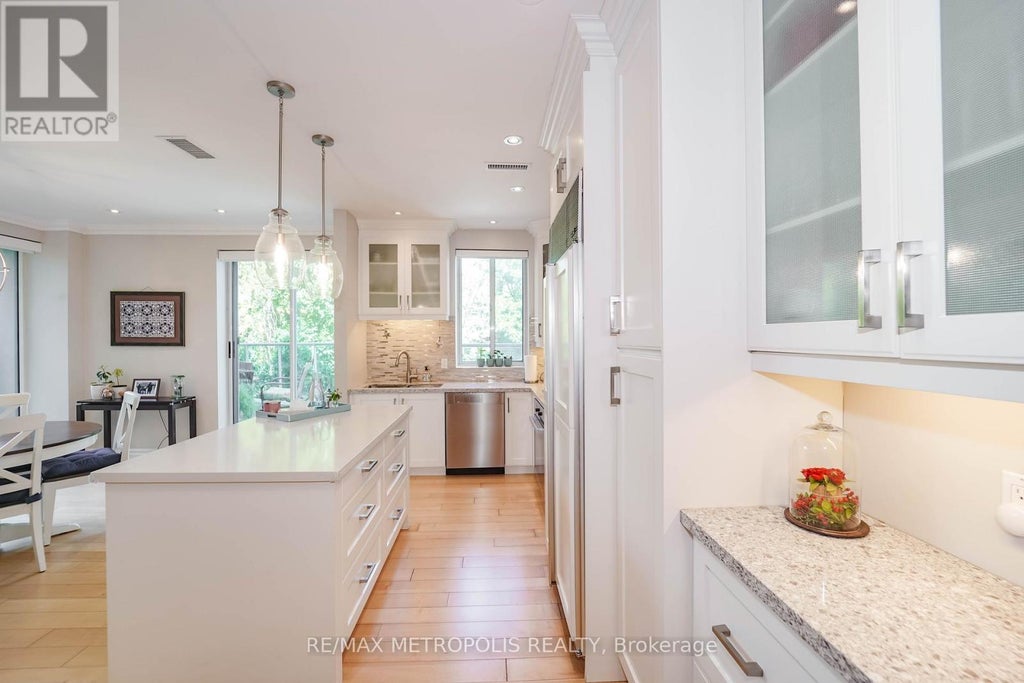 201 - 1 Watergarden Way, Toronto (bayview Village)