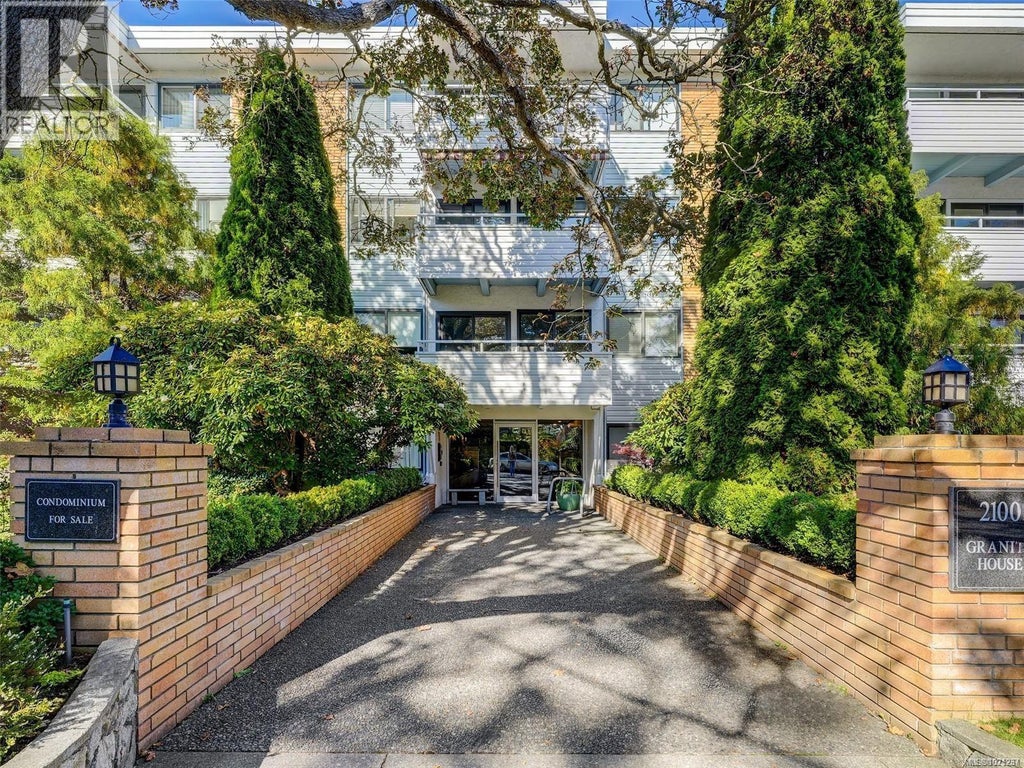 114 2100 Granite Street, Oak Bay