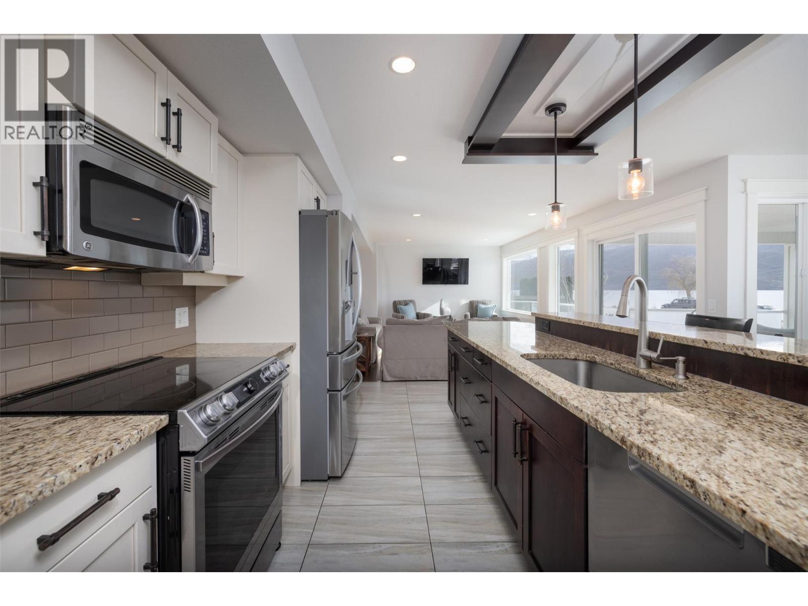 4244 Beach Avenue. Peachland, British Columbia