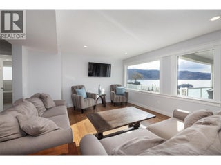 4244 Beach Avenue. Peachland, British Columbia