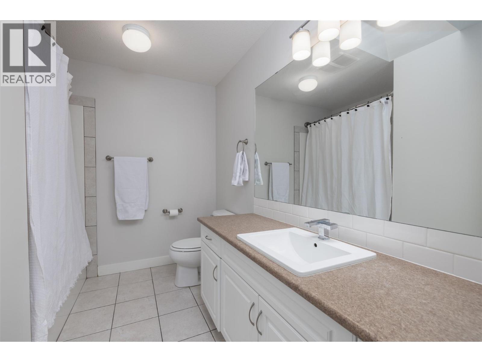 4244 Beach Avenue. Peachland, British Columbia